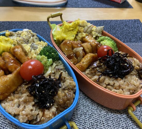 3月18日(火)／鶏むね肉の照り焼き、さつまいもとかぼちゃのWほっこりサラダ、舞茸入りスクランブルエッグ